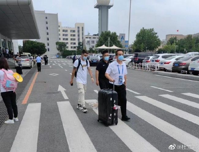 巴萨俱乐部的代表们都非常欣赏伊马诺尔，拉波尔塔向其表达了祝贺，德科和佩德里同样当面称赞了他。